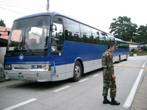 板門店共同警備区域（JSA）へ向かう国連軍のバス