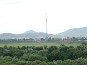 北朝鮮の国旗掲揚台と街