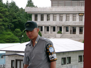 警護担当の韓国兵と奥の建物前で直立する北朝鮮兵